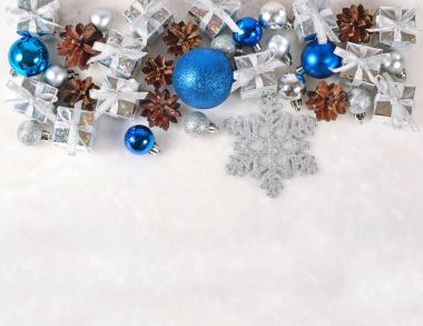 Beyaz bir Noel süsleri