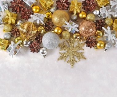 Beyaz bir Noel süsleri