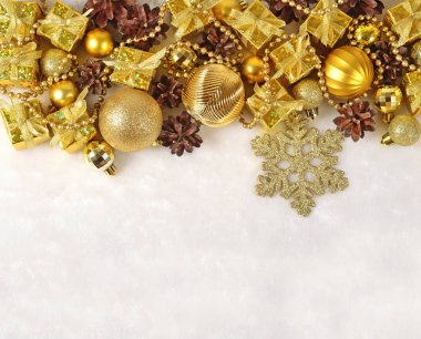 Bir beyaz altın Noel süsleri
