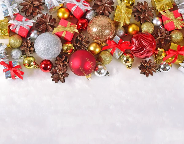 Beyaz bir Noel süsleri