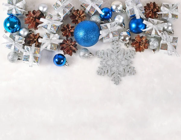 Beyaz bir Noel süsleri