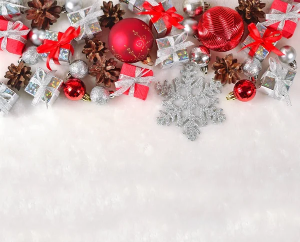 Decoraciones de Navidad en un blanco —  Fotos de Stock