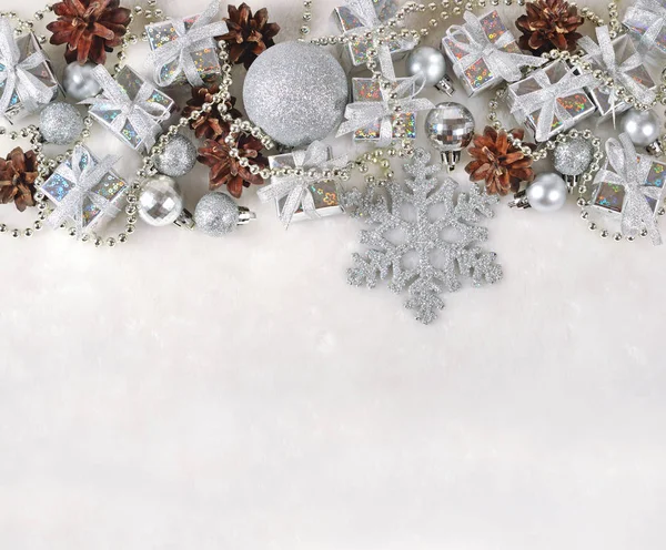 Stříbrné vánoční ozdoby na bílé — Stock fotografie