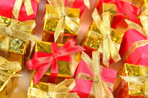 Vista superior de presentes dourados e vermelhos close-up — Fotografia de Stock