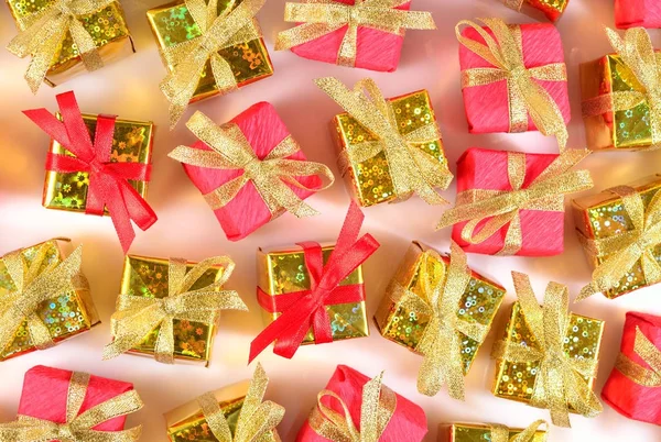 Top view of golden and red gifts close-up — Stock Photo, Image