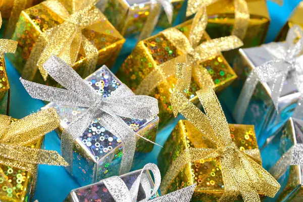 Pohled shora na zlaté a stříbrné dárky close-up na modré — Stock fotografie