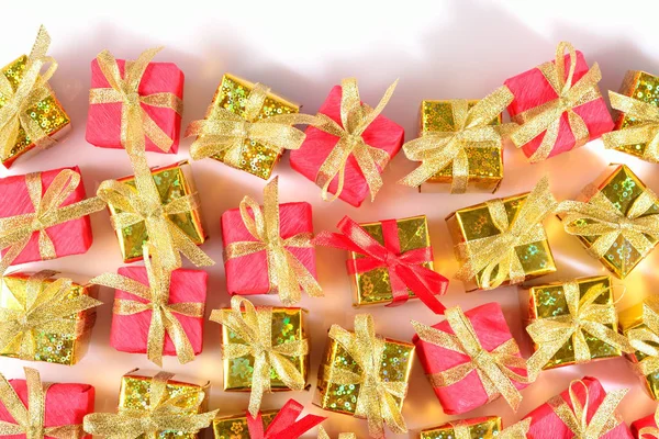 Top view of golden and red gifts close-up — Stock Photo, Image