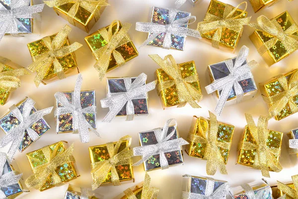 Ansicht von goldenen und silbernen Geschenken aus nächster Nähe auf einem weißen — Stockfoto