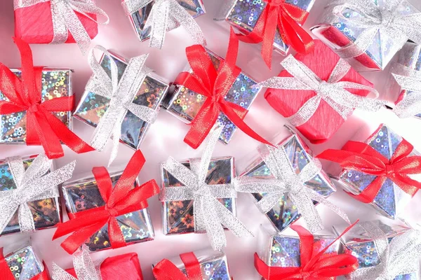 Pohled shora detail stříbrné a červené dárky — Stock fotografie