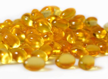 Omega-3 balık yağı kapsülleri beyaz bir arka plan üzerinde yakın çekim şişman.