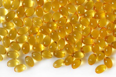 Omega-3 balık yağı kapsülleri beyaz bir arka plan üzerinde yakın çekim şişman.