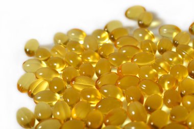 Omega-3 balık yağı kapsülleri beyaz bir arka plan üzerinde yakın çekim şişman.