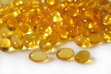 Omega-3 balık yağı kapsülleri beyaz yakın çekim şişman 