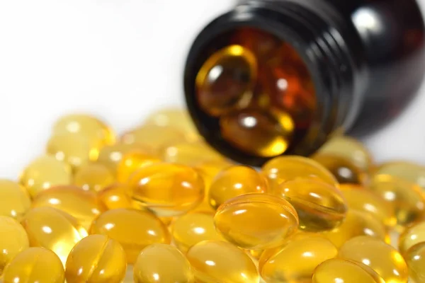 Halak Omega-3 zsír egy üveg olaj kapszula Jogdíjmentes Stock Fotók