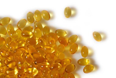 Omega-3 balık yağı kapsülleri beyaz bir arka plan üzerinde yakın çekim şişman.