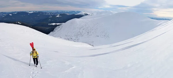 Ski alpin de randonnée dans les montagnes d'hiver . — Photo