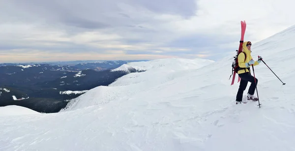 Esquiador alpino de turismo senderismo en las montañas de invierno . — Foto de Stock