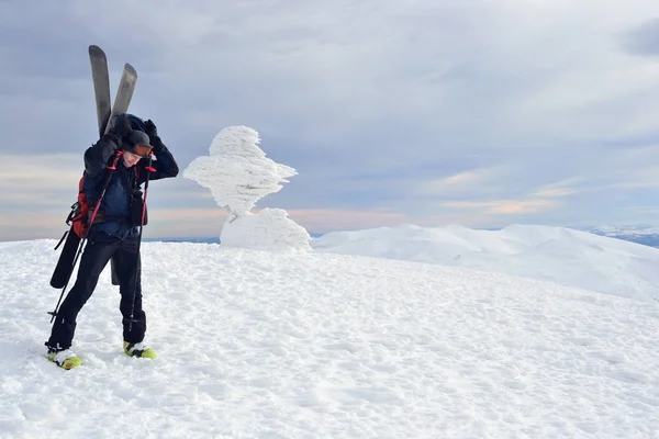 Ski alpin de randonnée dans les montagnes d'hiver . — Photo