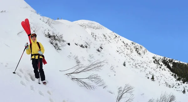 Ski alpin de randonnée en montagne d'hiver — Photo