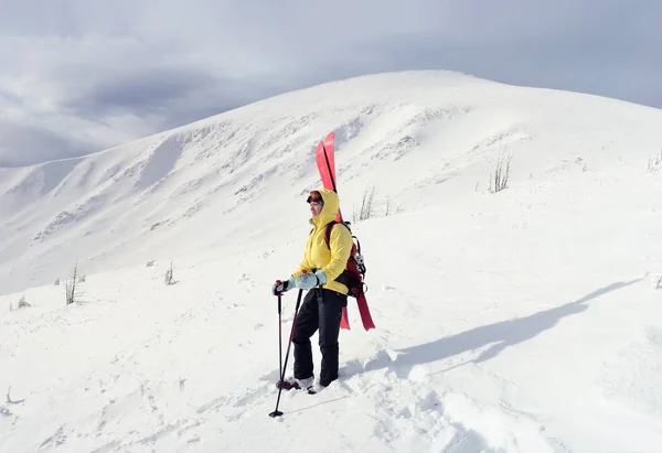 Touring narciarz alpejski w zima góry — Zdjęcie stockowe