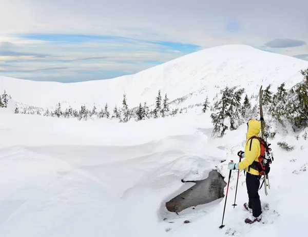 Ski alpin de randonnée en montagne d'hiver — Photo