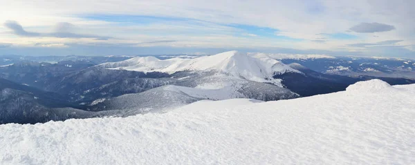 Paesaggio montano invernale nei Carpazi — Foto Stock