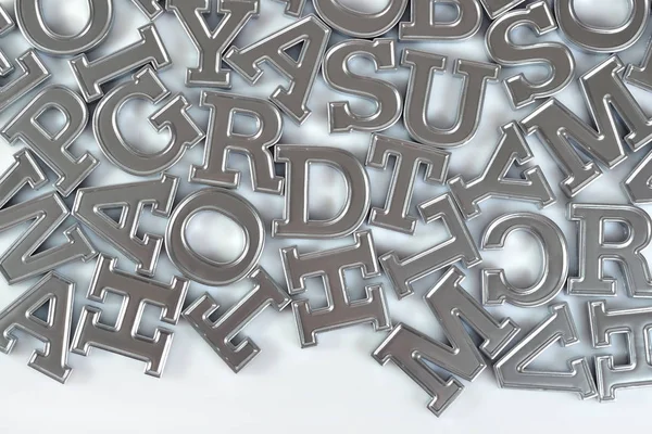 Bir beyaz gümüş alfabesi harfleri — Stok fotoğraf