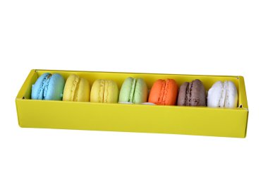 Macaroons izole sarı kutu beyaz arka plan (kırpma yolu)
