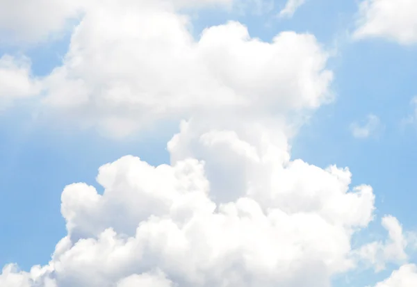 Blauwe hemelachtergrond wolken. Zachte witte wolk op sky. — Stockfoto