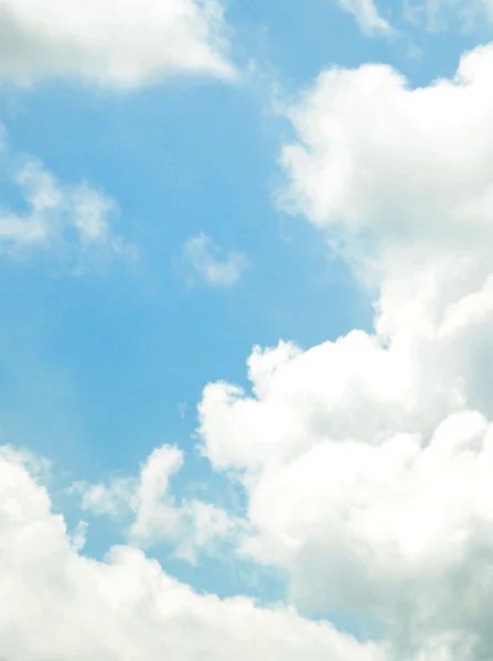 Cielo azul nubes fondo. Nube blanca suave en el cielo . —  Fotos de Stock