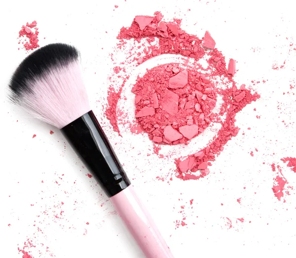 Gemalen roze poeder make-up met borstel geïsoleerd op wit — Stockfoto