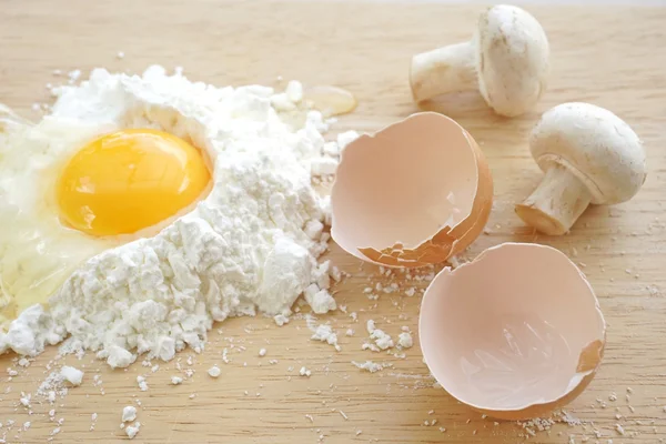 Ingrediente de cocina, sémola de harina, huevos biológicos, setas — Foto de Stock