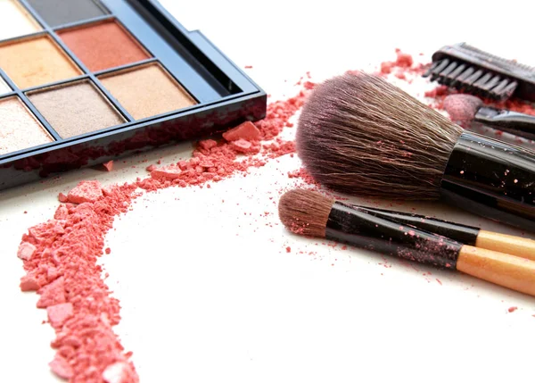 Make-up borstels in houder en cosmetica geïsoleerd op wit — Stockfoto