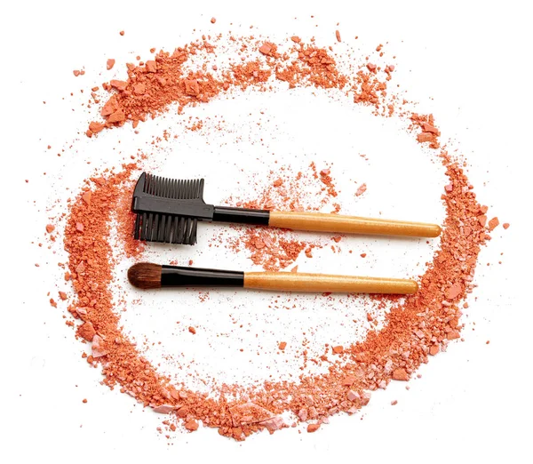 Sombra de ojos de polvo naranja en un cepillo, colorete de herramienta de belleza de moda —  Fotos de Stock