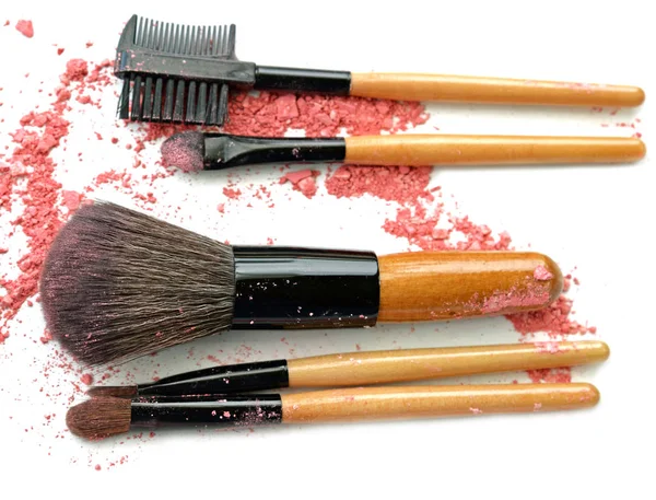 Professionele make-up borstel op kleurrijke geplette oogschaduw — Stockfoto