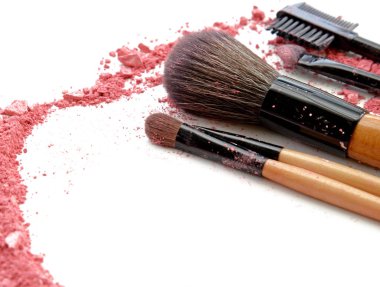 profesyonel makyaj fırça üzerinde renkli ezilmiş göz farı