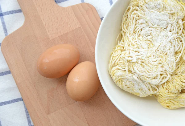 Fideos de huevo en plato de madera — Foto de Stock