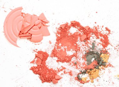 Ezilmiş göz farı beyaza izole edilmiş.