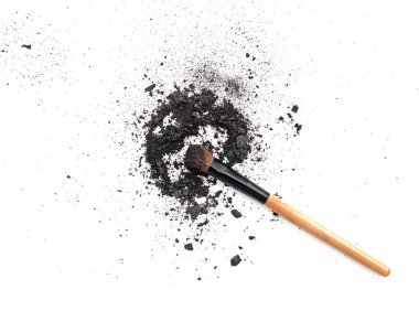 Siyah rengi oluşturan olun. Fırça ile göz farı makyaj. Beyaz izole.