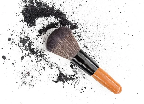 Schwarze Make-up Farbe. Make-up Lidschatten mit Pinsel. isoliert auf weiß. — Stockfoto