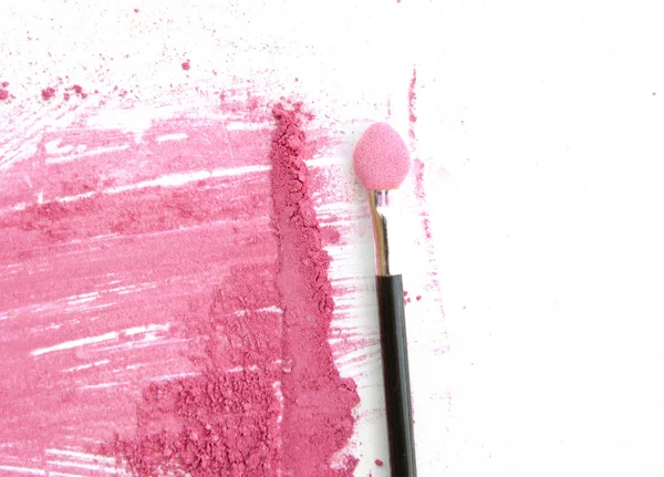 Primo piano di colore rosa schiacciato compongono con pennello sul bianco . — Foto Stock