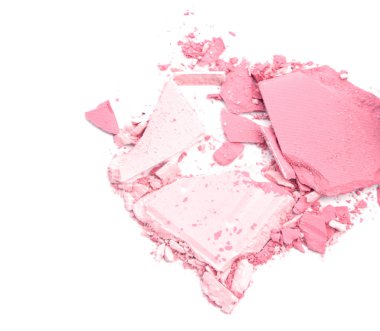 Ezilmiş kozmetik toz Beyaz arka plan üzerinde kapat