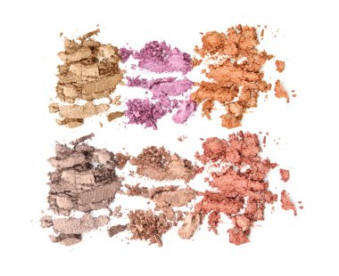 Beyaz bir arka plan üzerinde izole paleti parçalanmış tarafsız göz farı makyaj