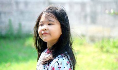 uzun saçlı güzel genç kız