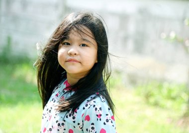 uzun saçlı güzel genç kız