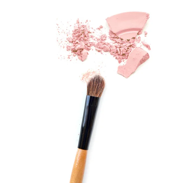 Närbild av krossade mineral shimmer puder gyllene färg med makeup borste på vit bakgrund — Stockfoto