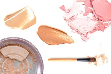 Beyaz arka plan üzerinde Dekoratif kozmetik kolaj. Güzellik ve makyaj kavramı.