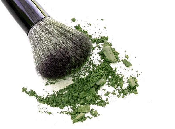 Professioneller Make-up-Pinsel auf grünem zerdrückten Lidschatten — Stockfoto