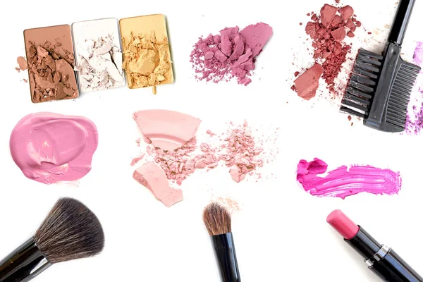 Make-up. Make-up set.collage.mascara, Lipgloss, Lippenstift, Rouge, Lidschatten, Eyeliner, Foundation isoliert auf weißem Hintergrund — Stockfoto