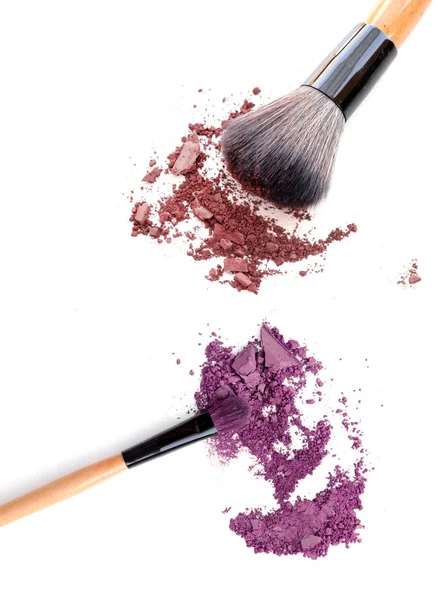 Multi färgade pulver ögonskugga på en pensel, mode skönhet verktyg blusher — Stockfoto